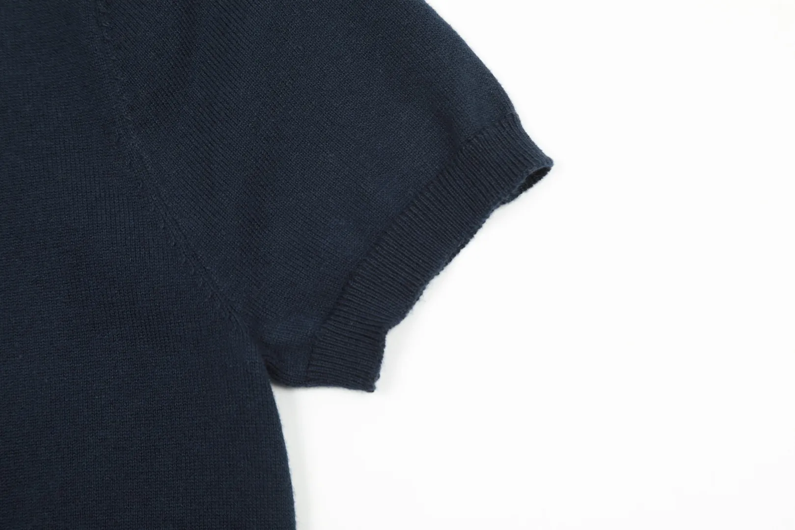🅿️156 "Top quality" Style number: DS008# (not off the shelves all year round) [Ralph Lauren round neck solid color pony embroidered logo knitted short sleeves] ✅Ralph Lauren classic basic versatile knitted short sleeves for all seasons ✅Main supplier platform live broadcast Wholesale entity Replenish if out of stock Not off the shelf ✅ZP quality 1:1 version Scan the code to enter the GF website Counter quality ✅Detailed quality is the only one in Guangzhou Imported quality cotton yarn, focusing on high-end, cost-effective, good quality needless to say ✅The version is restored to the original version, loose, comfortable and stress-free, simple is high-end, classic is timeless ✅The upper body is simple and easy to match, a must-have for goddess ootd. Good-looking clothes are never picky. A must-have in the goddess' wardrobe. Size: S-XL Color: Army green, off-white, black, light pink, khaki, navy, light blue, mint green